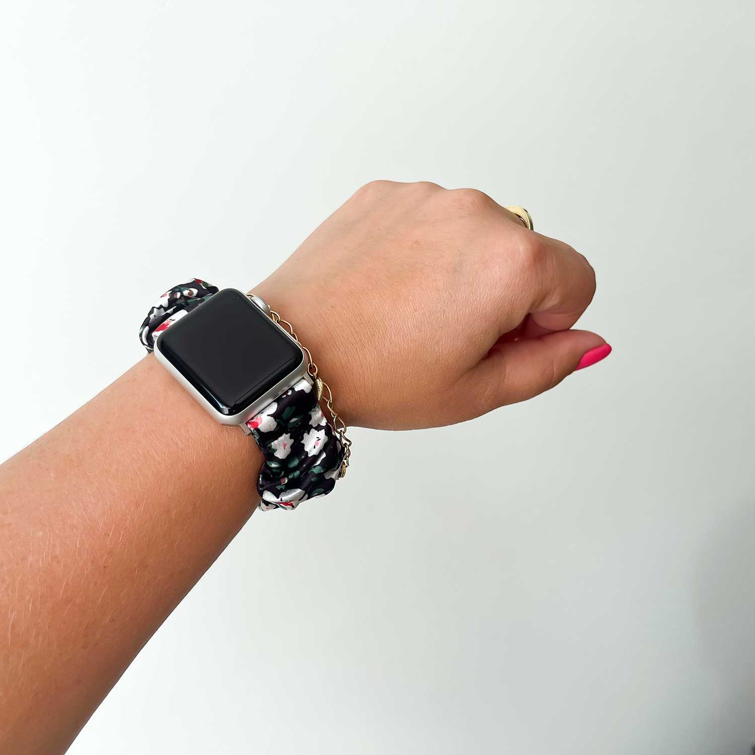Bracelet nylon chouchou Apple Watch - noir avec des fleurs blanches