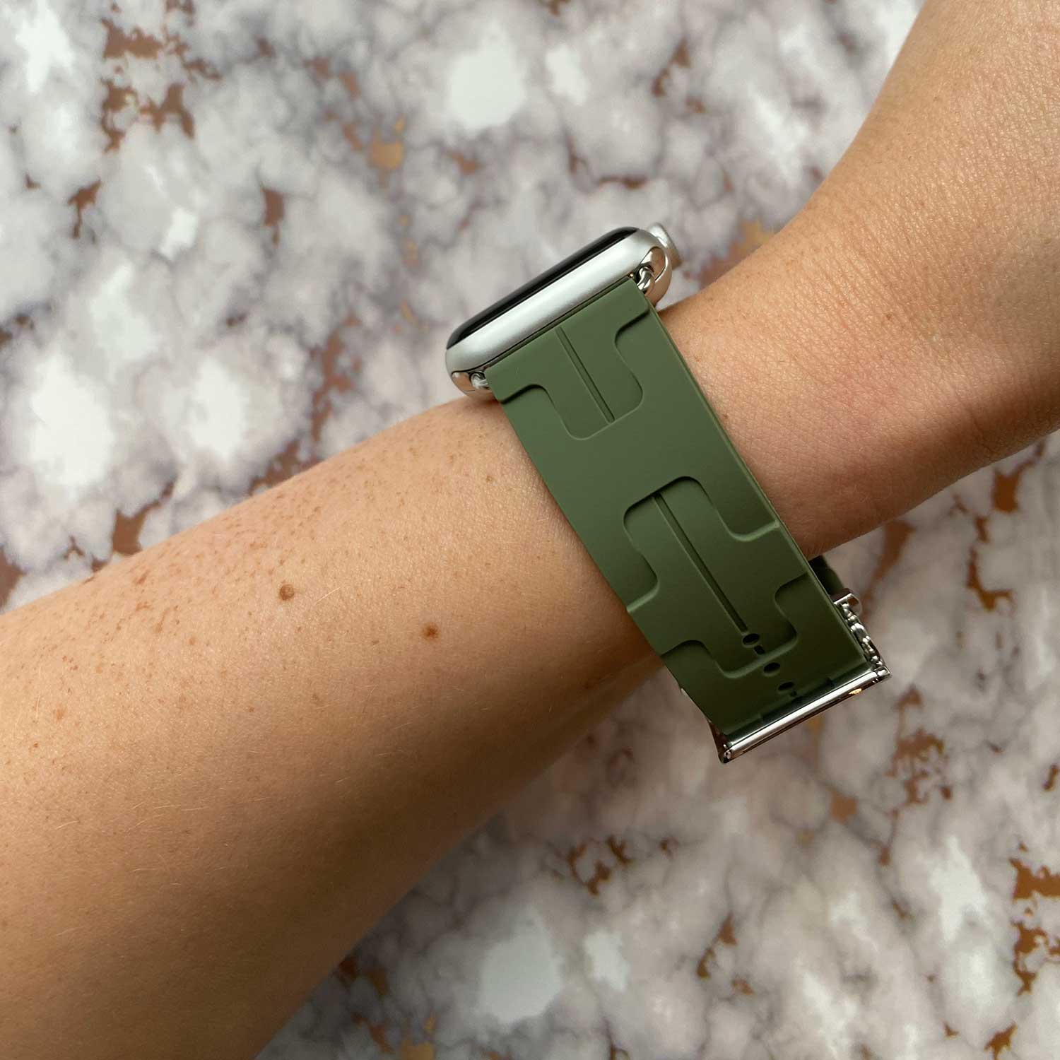Bracelet sport Hermès simple tour kilim Apple Watch - kaki