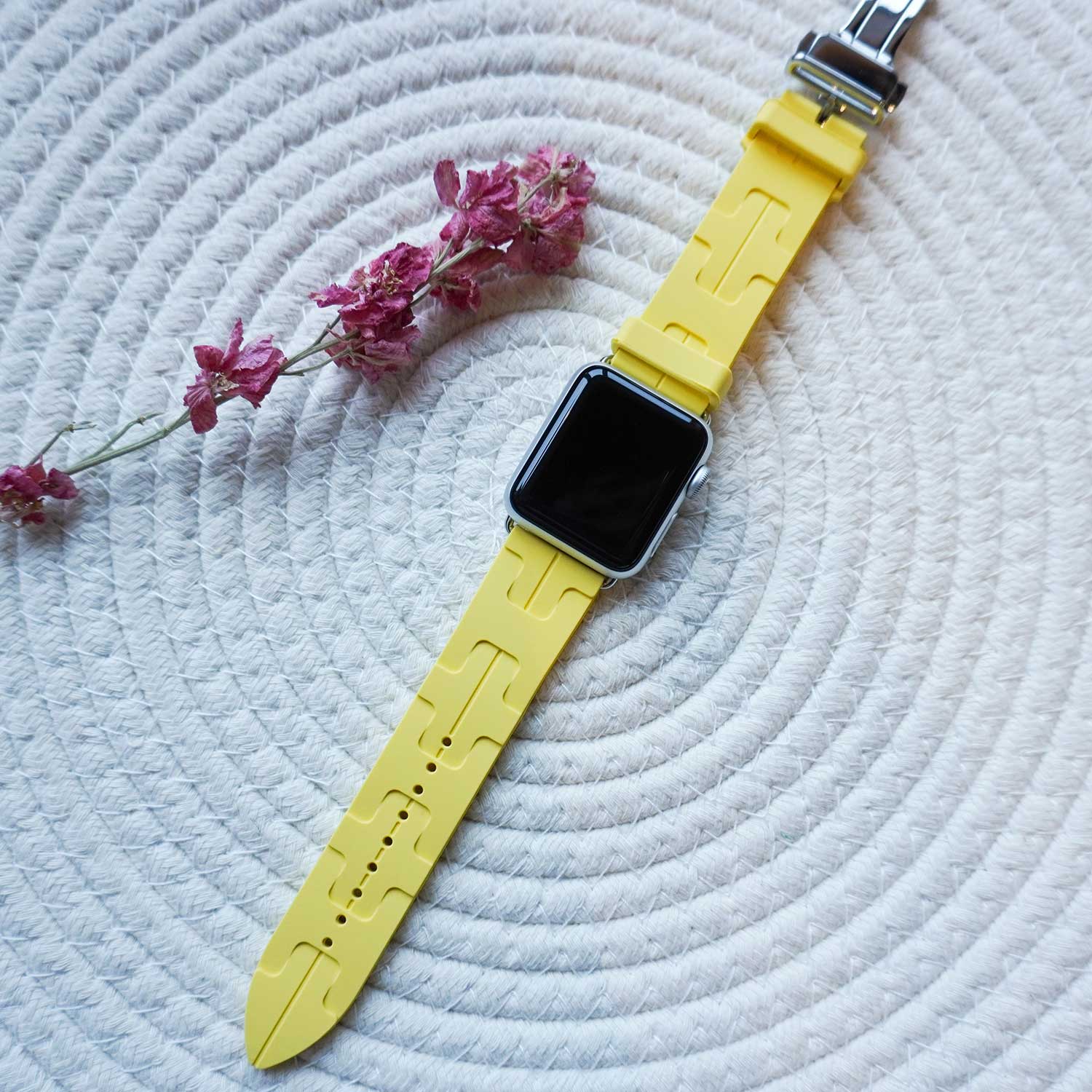 Bracelet sport Hermès simple tour kilim Apple Watch - jaune