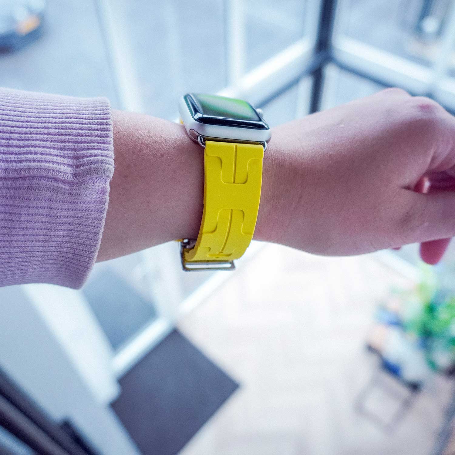 Bracelet sport Hermès simple tour kilim Apple Watch - jaune