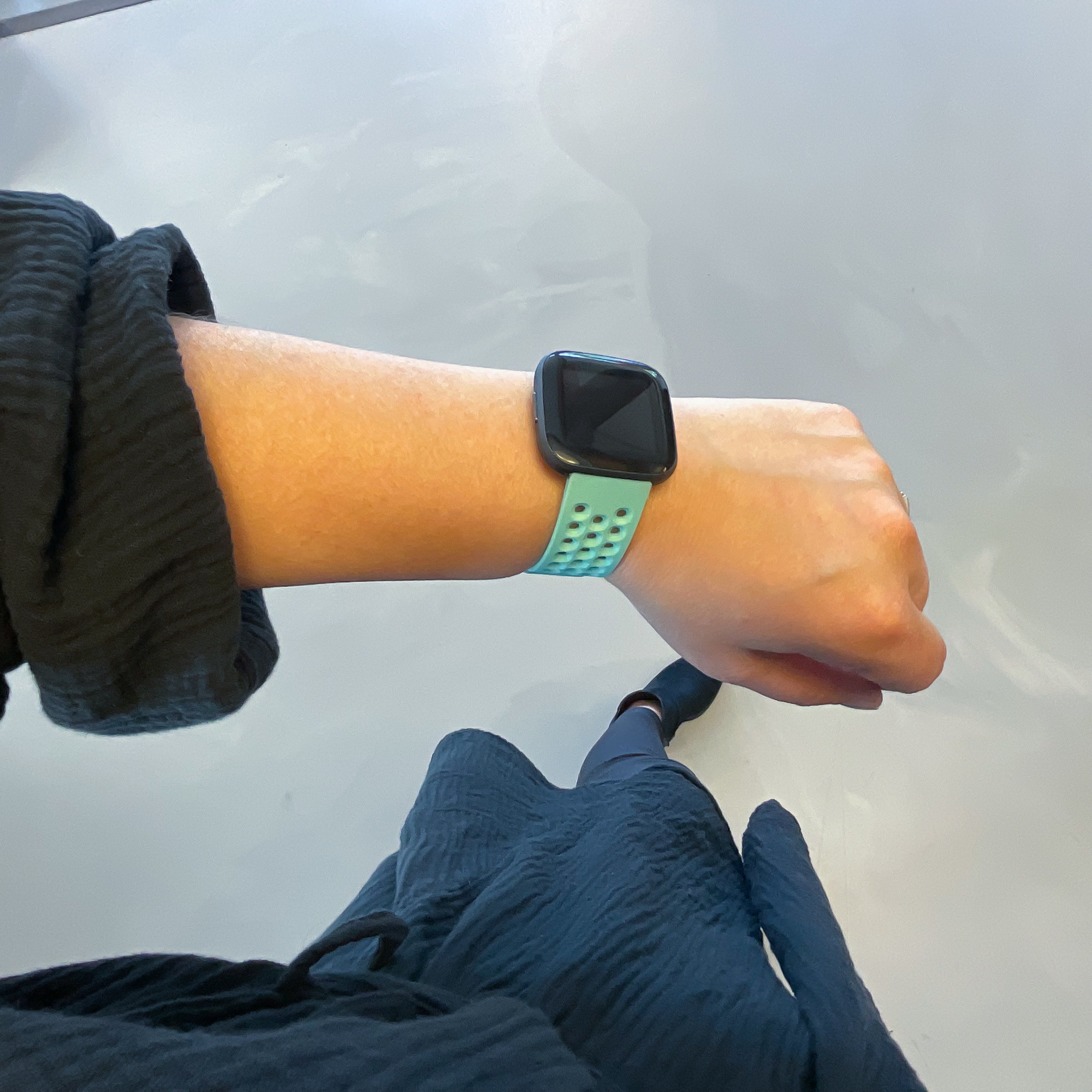 Bracelet sport point Fitbit Versa - bleu clair
