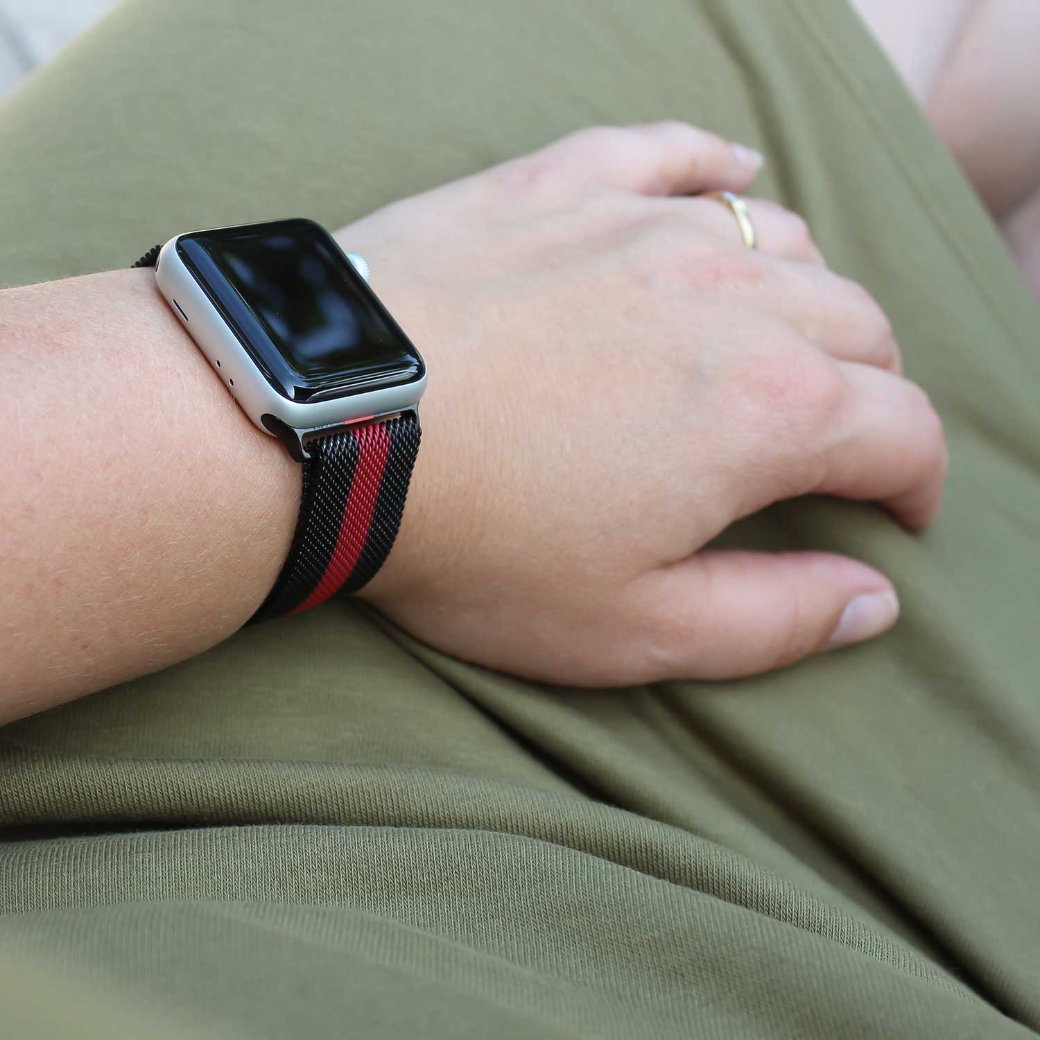 Bracelet milanais Apple Watch - rayée noir rouge