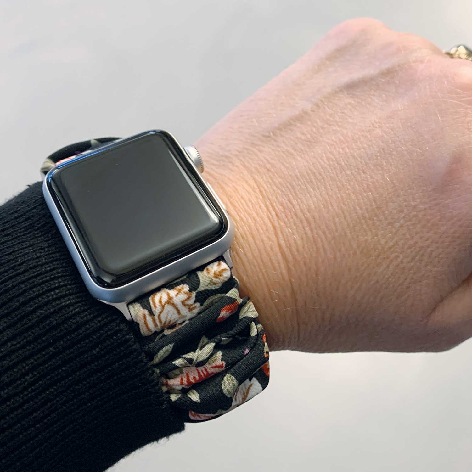 Bracelet nylon chouchou Apple Watch - fleurs noir