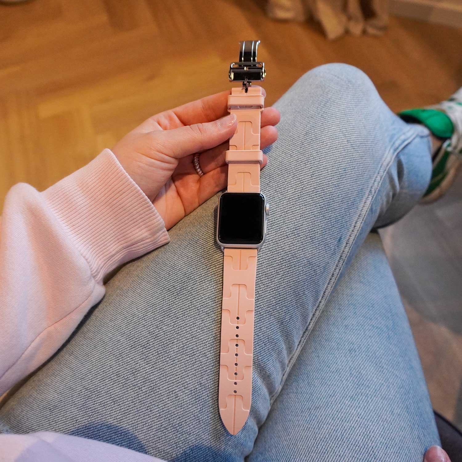 Bracelet sport Hermès simple tour kilim Apple Watch - sable rose