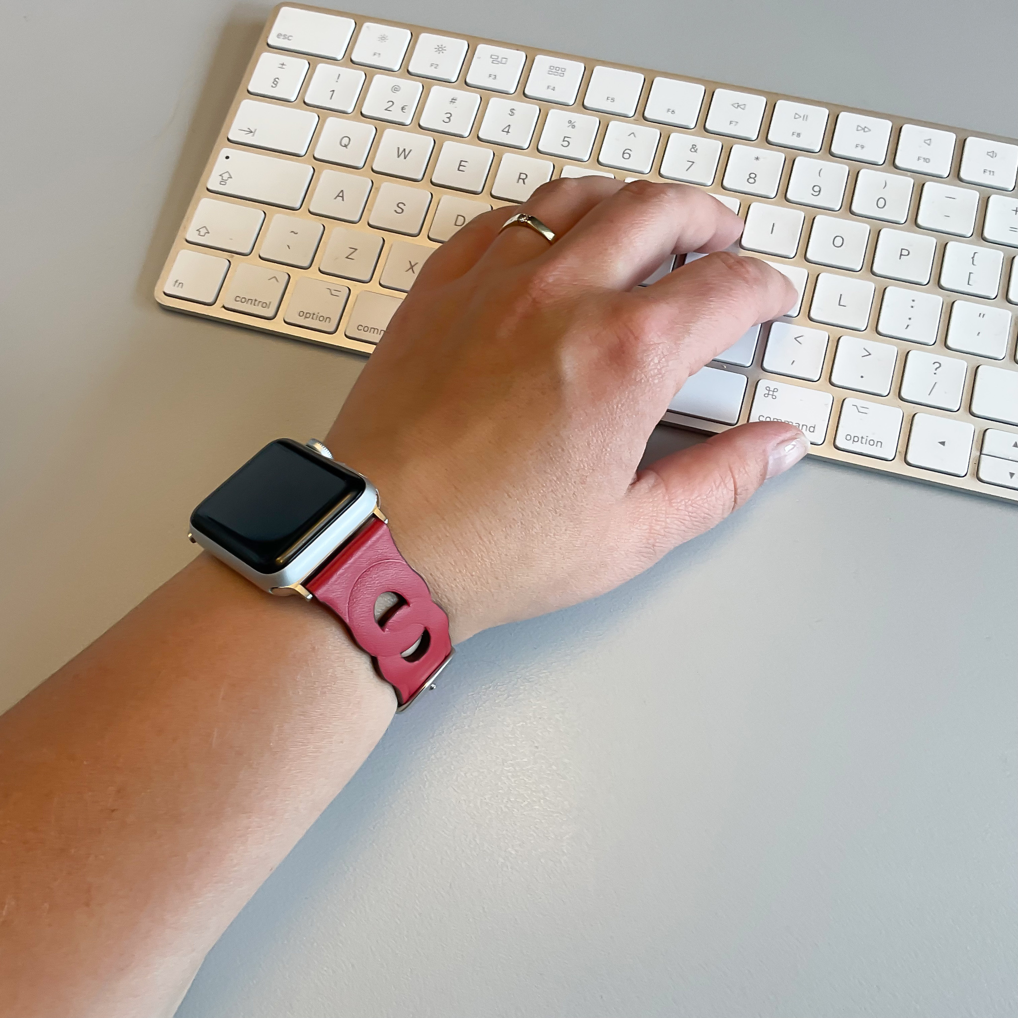 Bracelet en cuir Hermès anneau Apple Watch - rouge